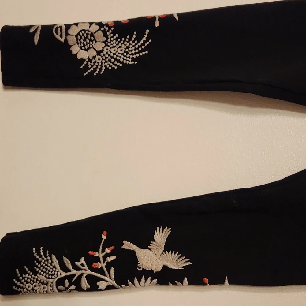 Classic black leggings with chic embroidery by JOHNNY WAS. - Picture 5 of 6